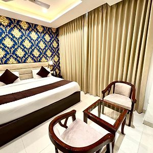 Hotel Lycoris Zirakpur Chandigarh !! Large Parking Space ! Luxury Rooms ! Ambala Chandigarh Highway