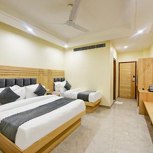 Hotel Guru Preet- 02 Mins From New Delhi Railway Station
